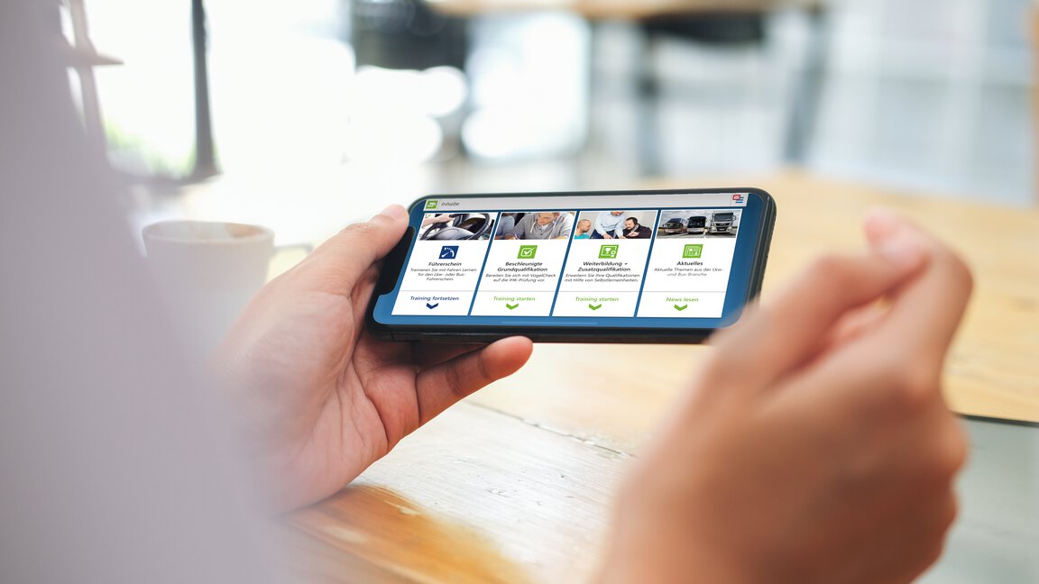 Vogel BKF App auf Smartphone Startseite der Vogel BKF App auf Smartphone zeigt die vier Kacheln Führerschein, Beschleunigte Grundqualifikation, Weiterbildung und Aktuelles