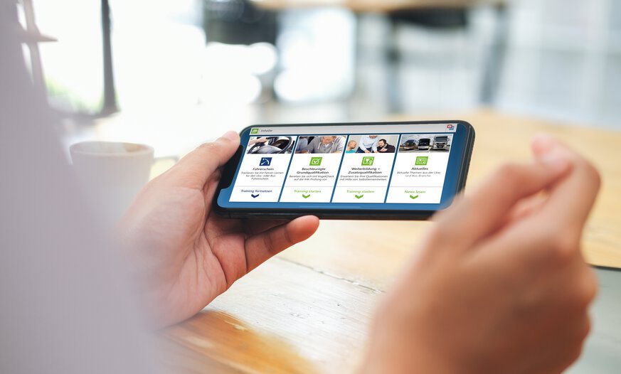 Startseite der Vogel BKF App auf Smartphone zeigt die vier Kacheln Führerschein, Beschleunigte Grundqualifikation, Weiterbildung und Aktuelles