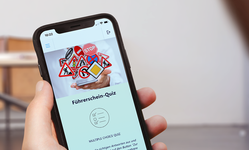 Person absolviert Führerscheinquiz in der Vogel BKF App