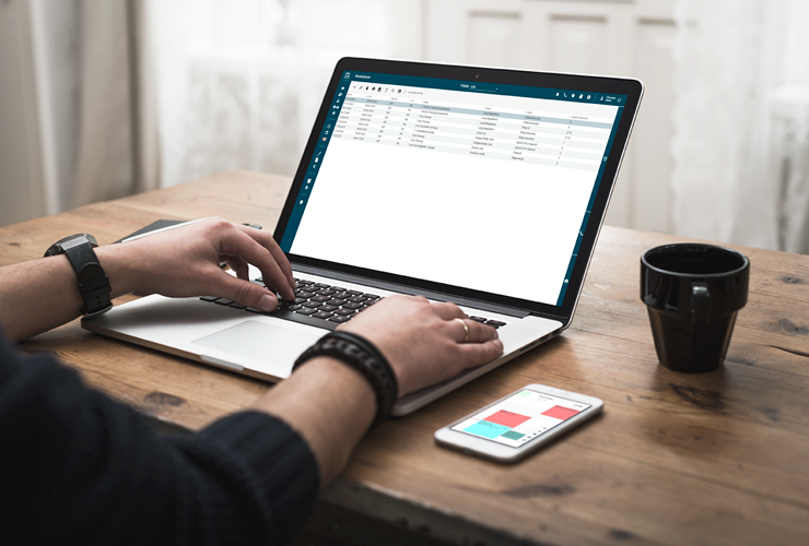 Mann sitz an einem Laptop mit geöffnetem Fahrschul-Manager und macht Meldung an das KBA