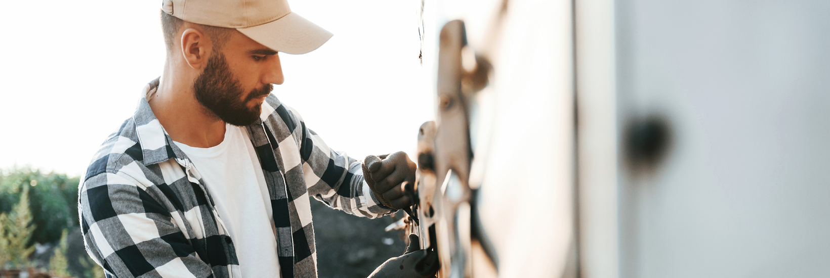 Grundqualifikation Lkw und Bus Ladungssicherung Junger Mann befestigt LKW-Plane an Lkw