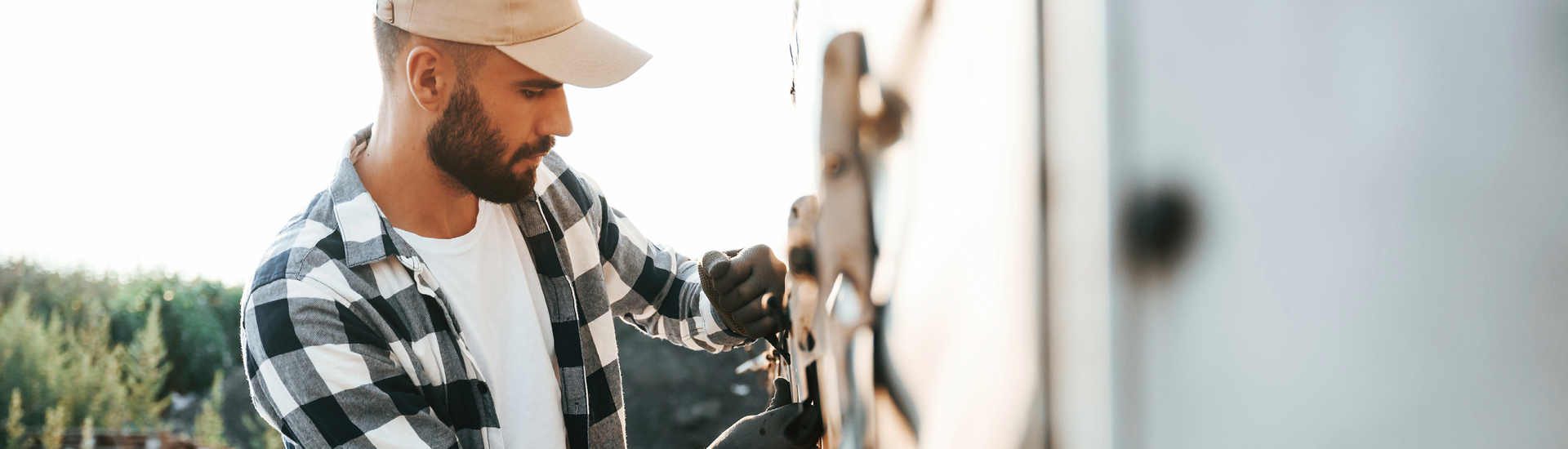 Junger Mann befestigt LKW-Plane an Lkw