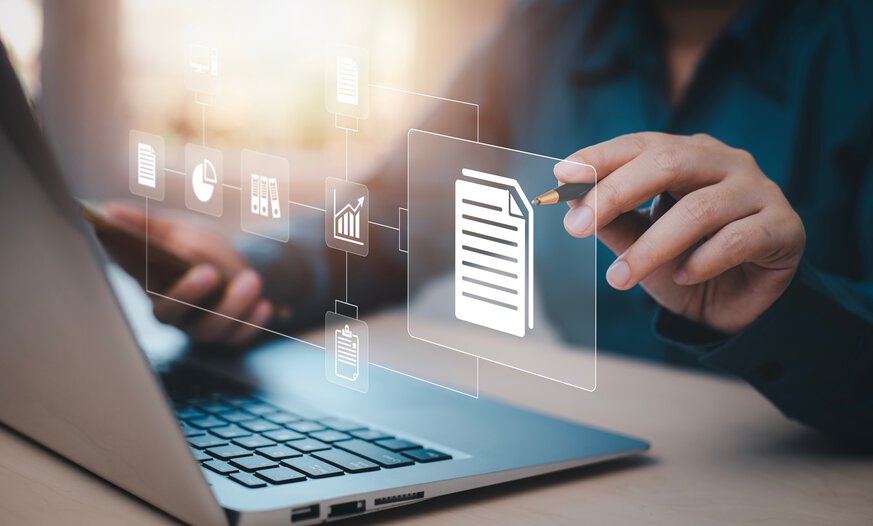 Frau arbeitet am Laptop mit virtuellem Screen