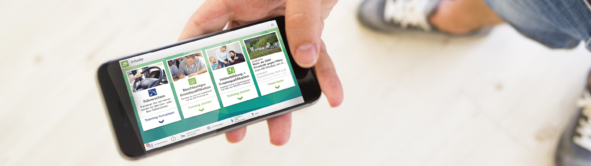 Hand hält Smartphone mit Vogel-BKF App