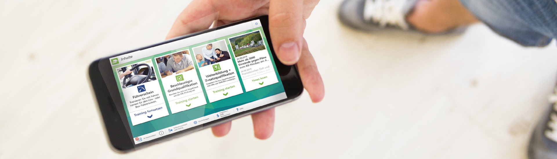 Hand hält Smartphone mit Vogel-BKF App