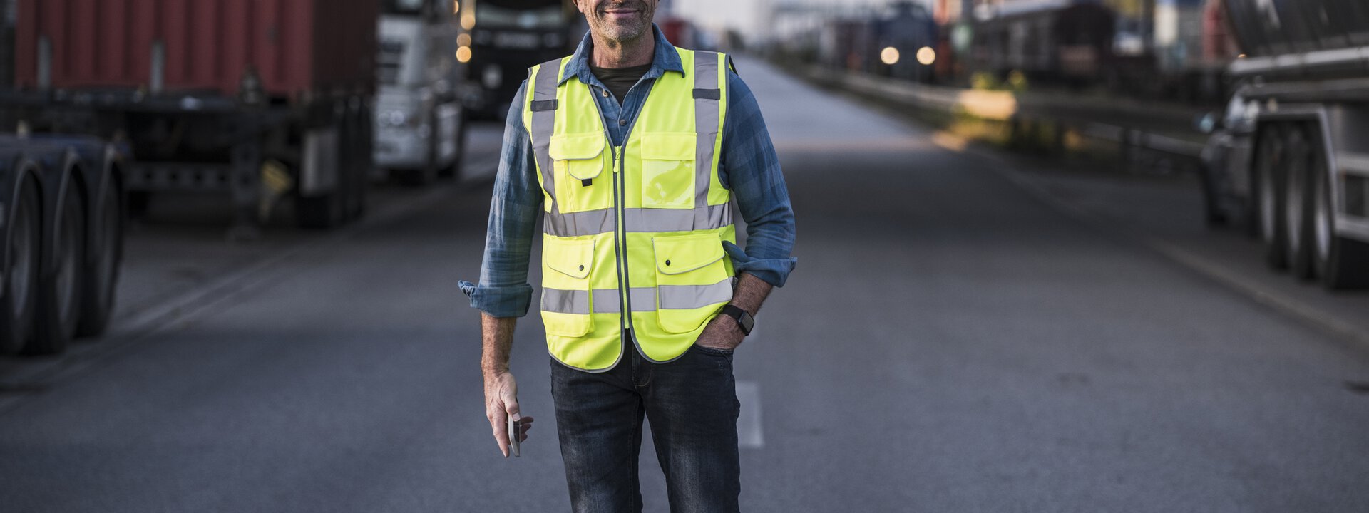 Lehr- und Lernmedien für die Weiterbildung Mann steht an Lkw mit Hand auf der Motorhaube