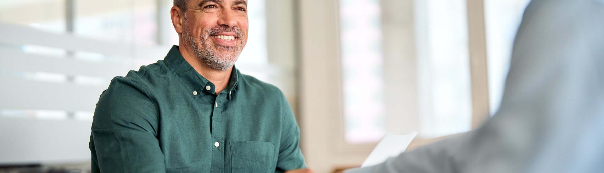 Ausbilder schüttelt Mann die Hand 