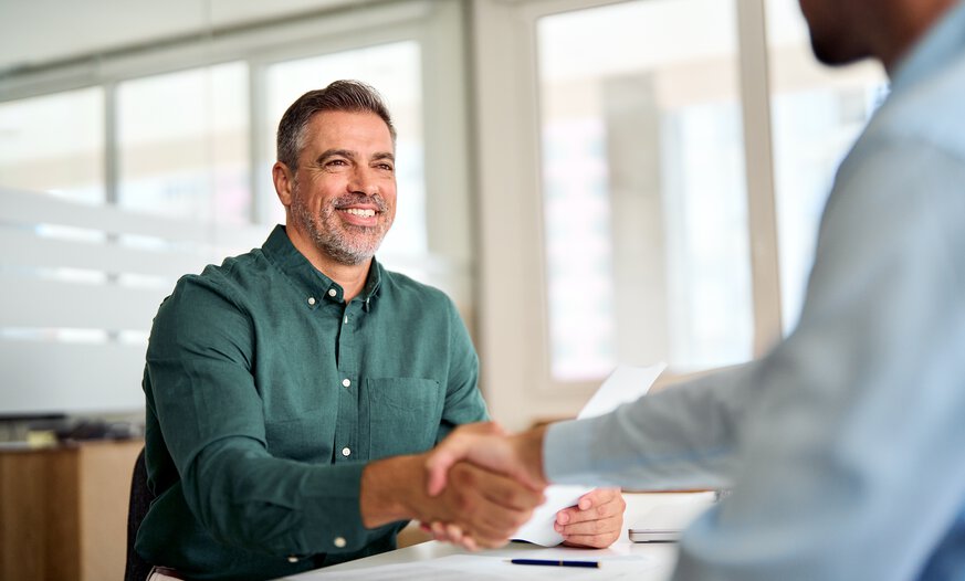 Fachberater vom Verlag Heinrich Vogel Ausbilder schüttelt Mann die Hand