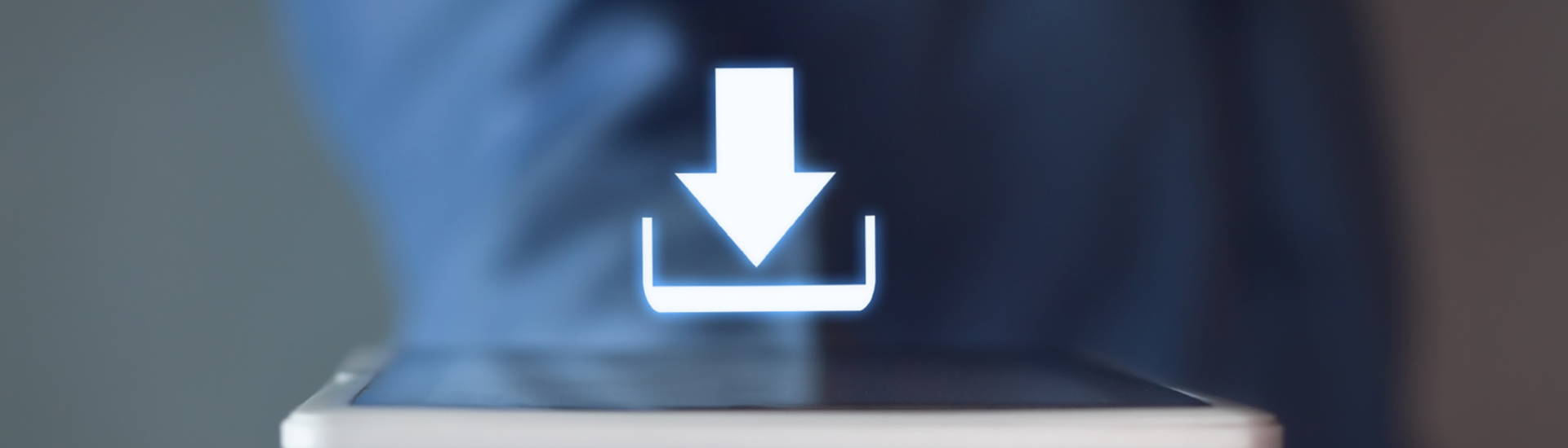 Downloads für Ausbilder und Fahrer leuchtender Pfeil nach unten auf Smartphone