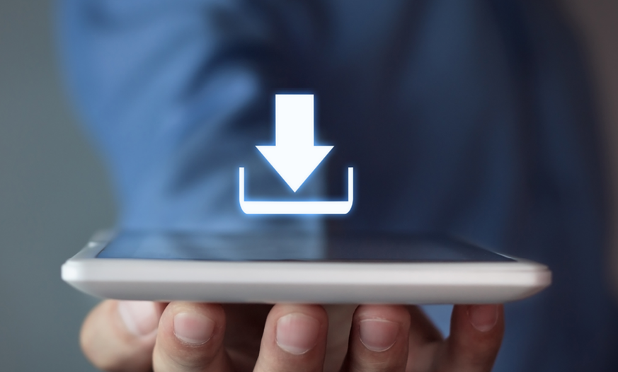 Bkf Downlaods Hand, die ein mobiles Gerät mit dem Display nach oben hält und über dem Display schwebt ein Download-Symbol