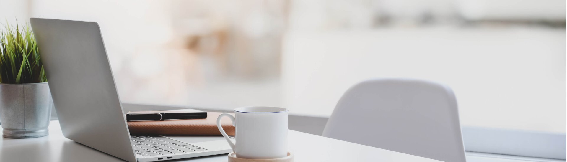 Logos, Poster, Pressematerial für die Aus- und Weiterbildung von Berufskraftfahrern Eleganter Schreibtisch mit Laptop und Kaffeetasse