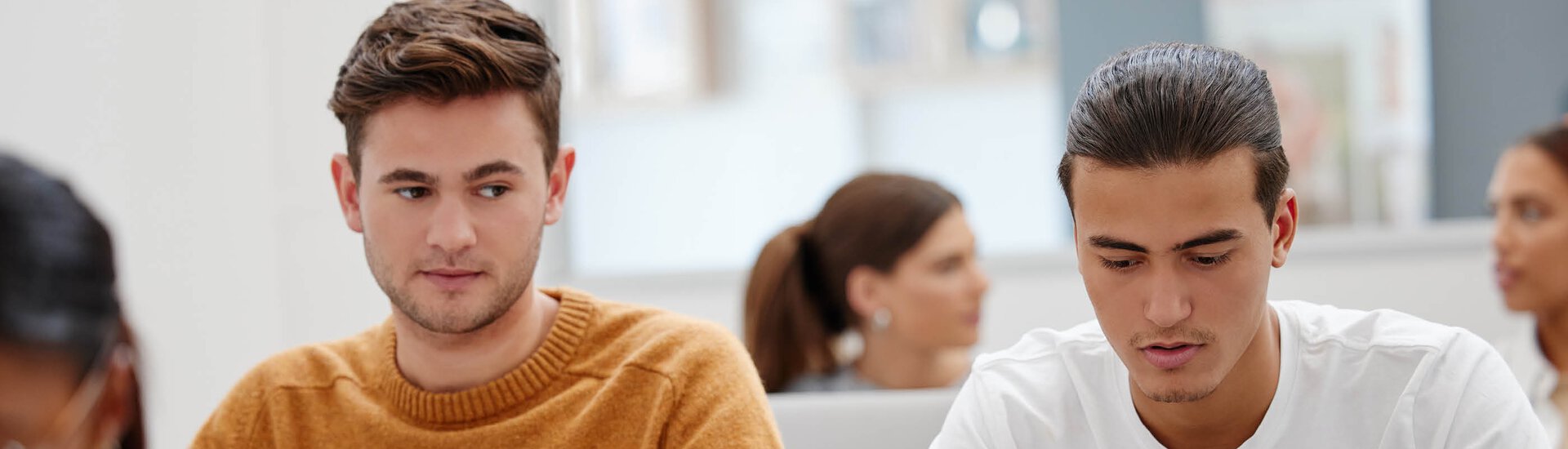 Junge Männer in Prüfung junger Mann versucht abzugucken in Prüfung