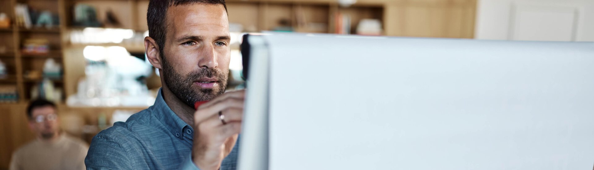 Mann schreibt auf Fliboard