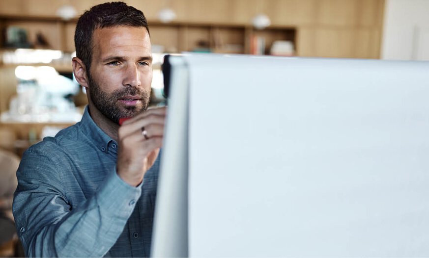 Mann schreibt auf Flipboard