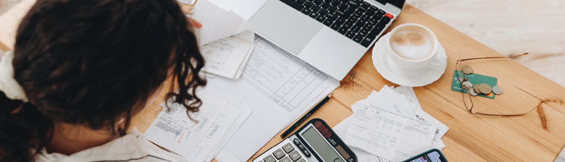 Junge Frau am Schreibtisch mit Laptop