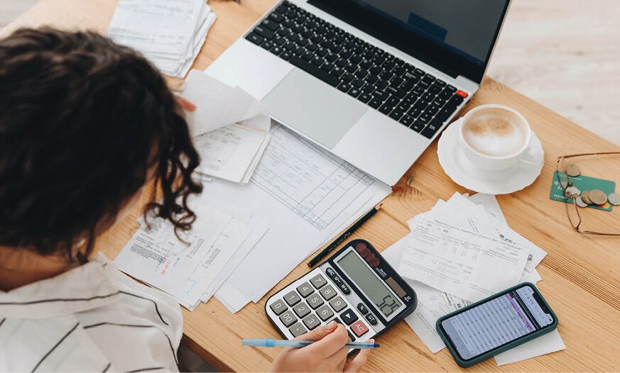 Junge Frau am Schreibtisch mit Laptop