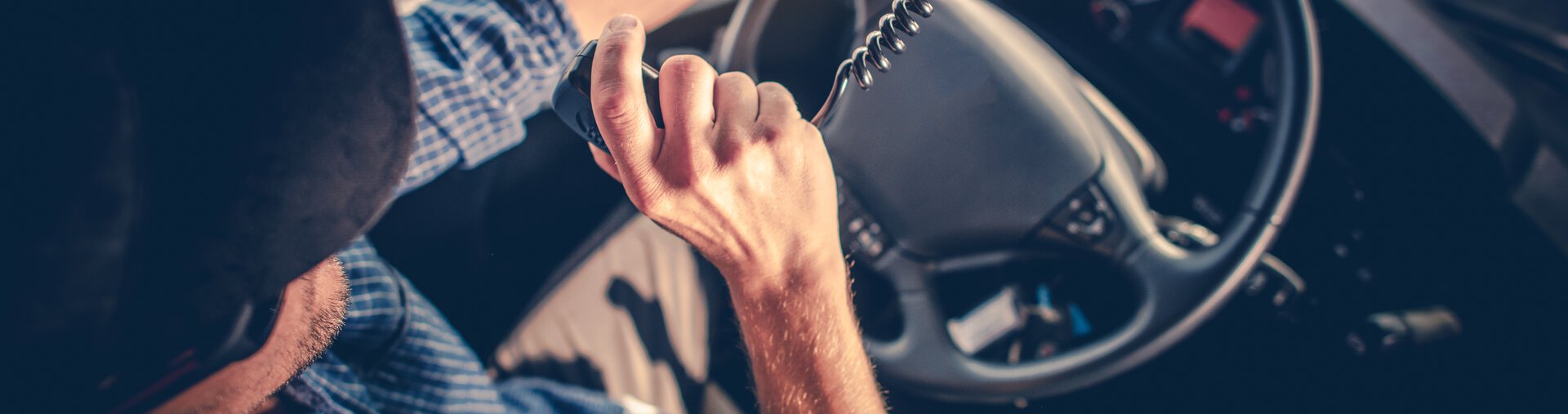 Lkw-Fahrer redet über Mikrophon von oben