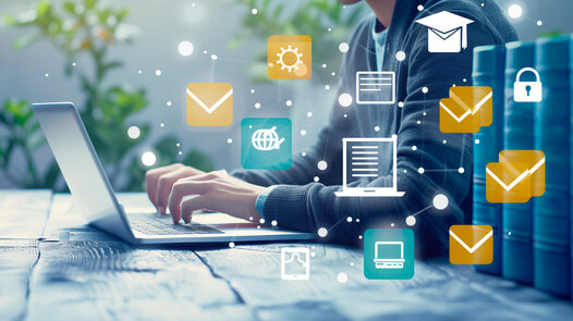 Mann nutzt Webplattformen für Online‑Schulungen und E‑Learning‑Webinare im Internet zur persönlichen Weiterentwicklung und Qualifikation.