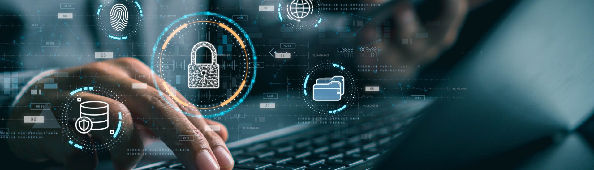 Mann arbeitet am Laptop mit virtuellen Symbolen