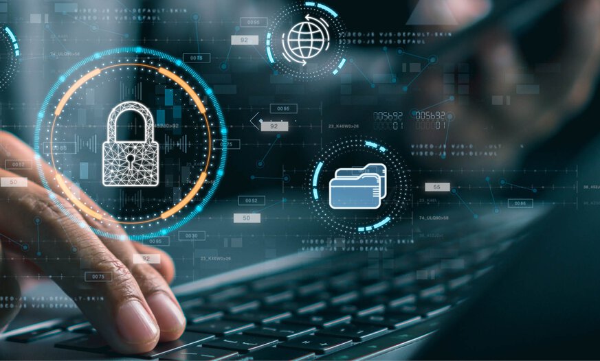 Mann arbeitet am Laptop mit virtuellen Symbolen