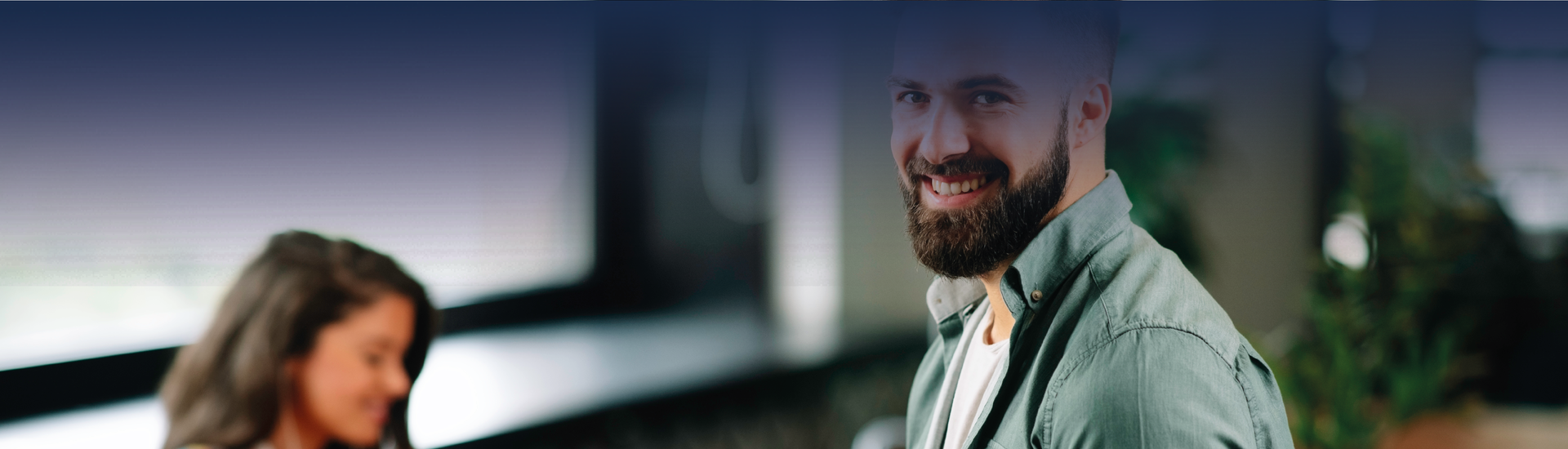 Lkw-Fahrer sitzt auf dem Tisch im Weiterbildungsinstitut