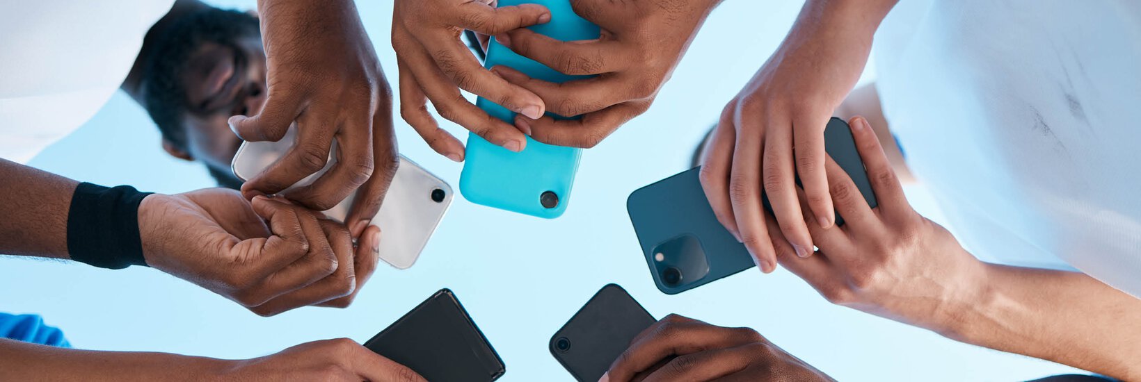 Junge Männer bilden Kreis aus Smartphones