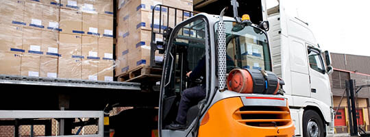 Gabelstapler entlädt Container