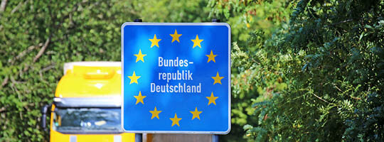 Lkw passiert Grenzübergang Deutschland Schild Europa