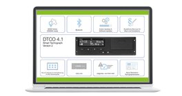 Hand steckt Fahrerkarte in das digitale Kontrollgerät