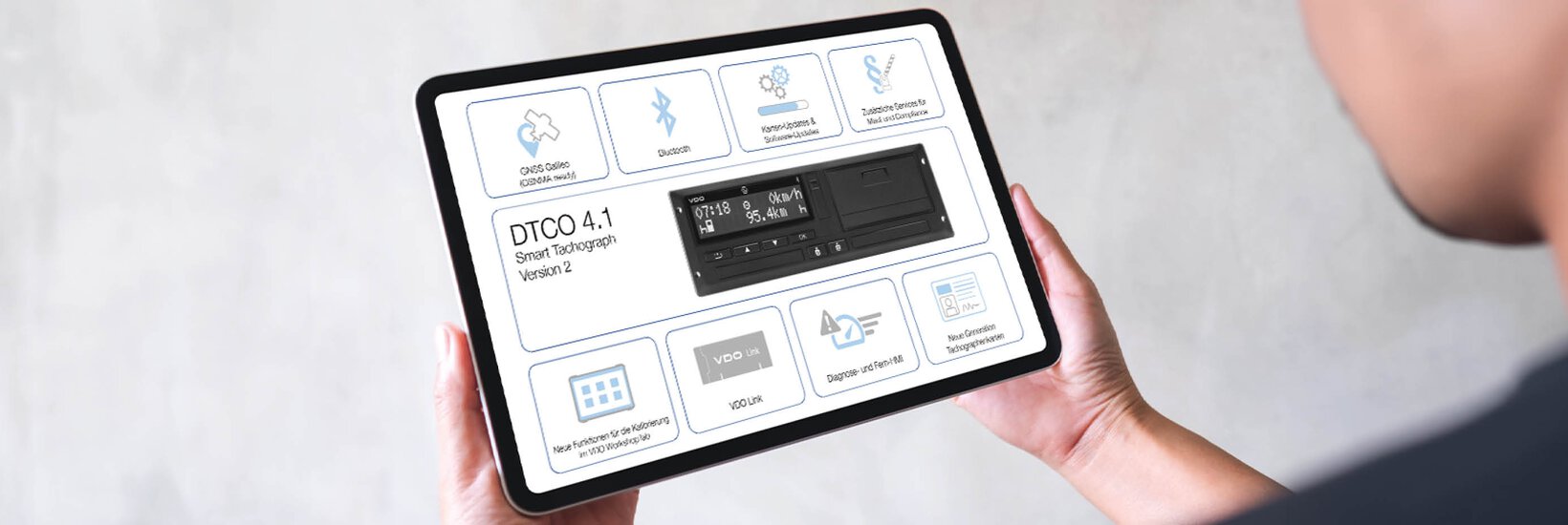 Hand hält Tablet mit Online-Training Digitales Kontrollgerät