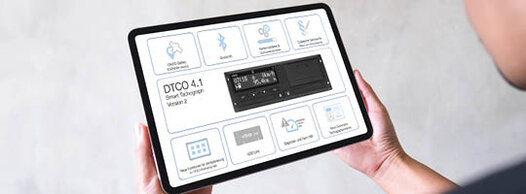 Hand hält Tablet mit Online-Training Digitales Kontrollgerät