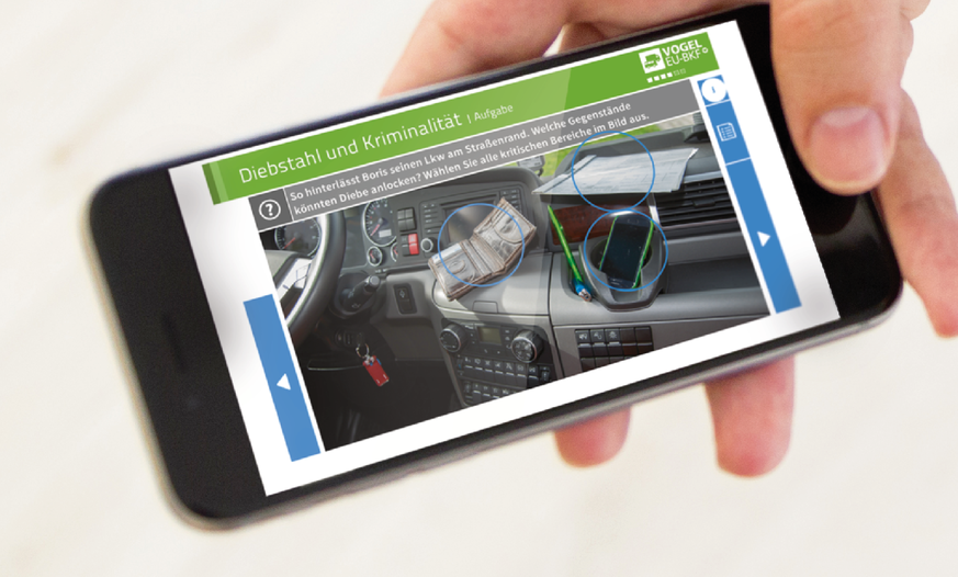 Hand hält Smartphone mit Selblerneinheit in PC Professional