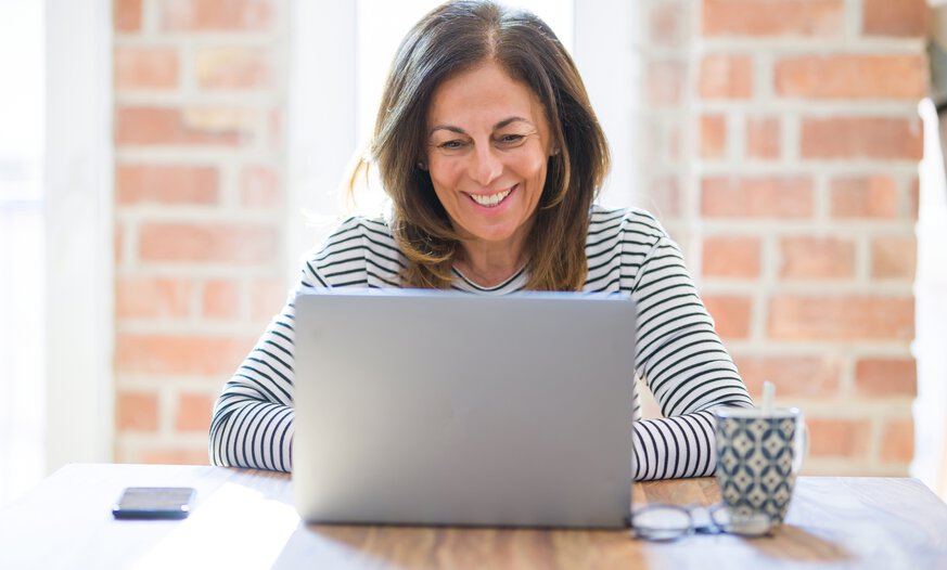 Tutorials über die Vogel System Produkte Frau zufrieden am Laptop