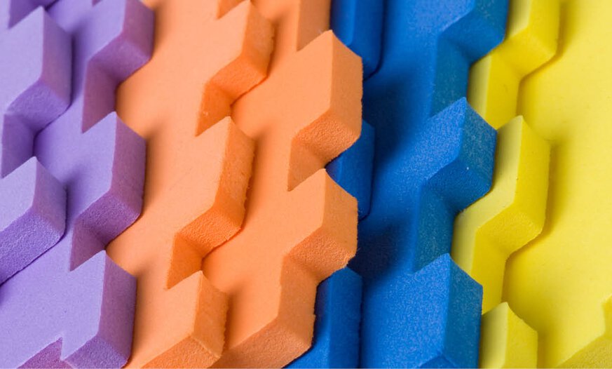 Bunte Schaumstoffmatten in Puzzleoptik