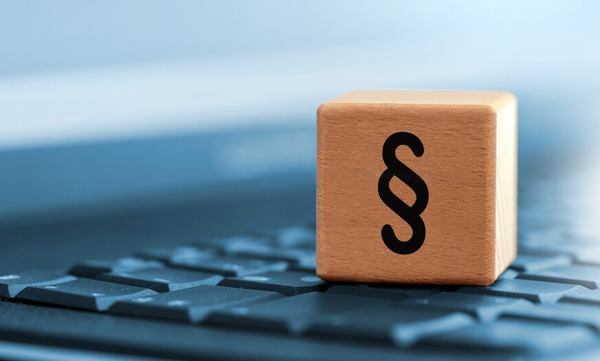 Rechtssicherer Theorieunterricht verlangt ihnen einiges ab Würfel mit Paragraphen-Symbol auf Tastatur