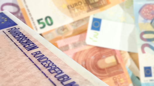 Mehrkosten für Fahrer: Die Fahrerlaubnisbehörden erhöhen die Gebühren Führerschein und Geldscheine