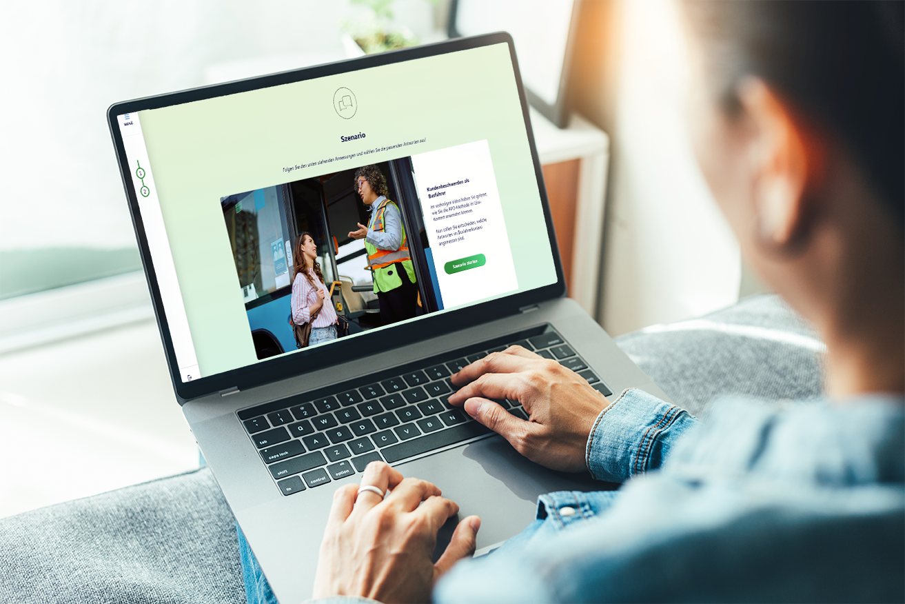 E-Learning EU-BKF Person absolviert E-Learning in der EU-BKF App am Laptop